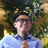 "Jika biaya berapa udah pasti puluhan miliar, dan Jupe sudah ngeluarin miliaran, udah abis-abisan," ujar Eko Patrio dalam jumpa pers Peduli Sahabat Jupe di Warunkomando, Tebet, Jakarta Selatan, Kamis (13/4/2017). (Nurwahyunan/Bintang.com)