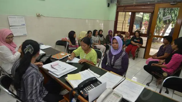The Editors Edisi 26 Februari 2015. Presiden Joko Widodo berencana menghentikan pengiriman tenaga kerja Indonesia berprofesi pembantu rumah tangga ke luar negeri. Kebijakan ini bakal dilakukan secara bertahap hingga 2017.