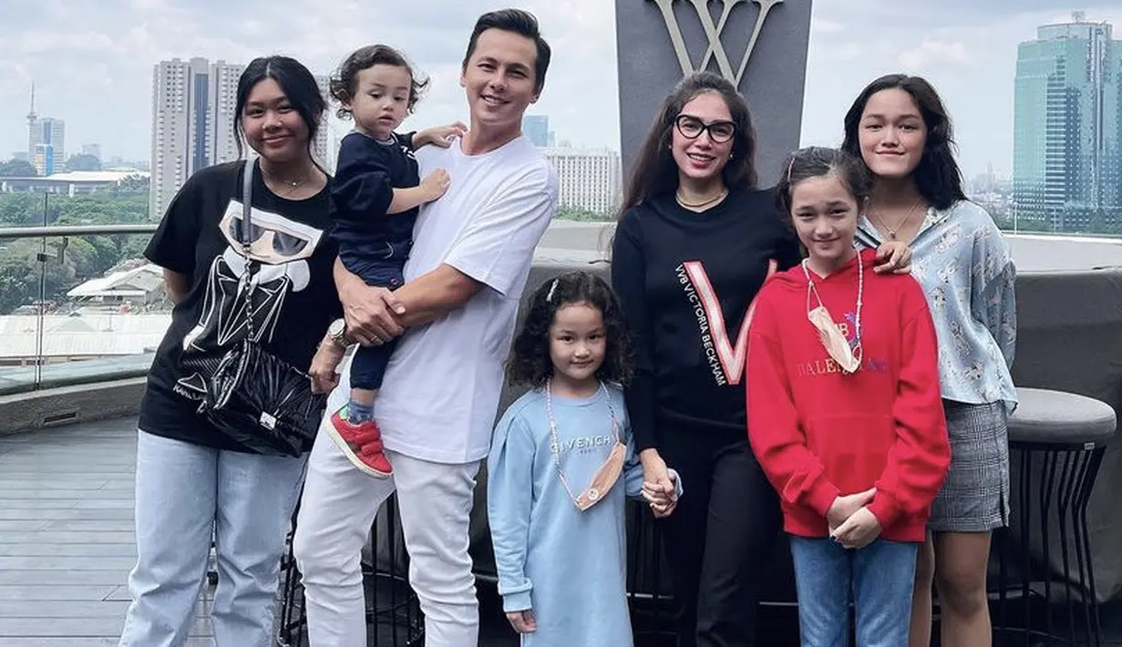 <p>Tak hanya mesra dengan sang istri, Andhika tampil kasual dengan tshirt dan celana putihnya kerap kali hangout bersama kelima anaknya.@andhiiikapratama</p>