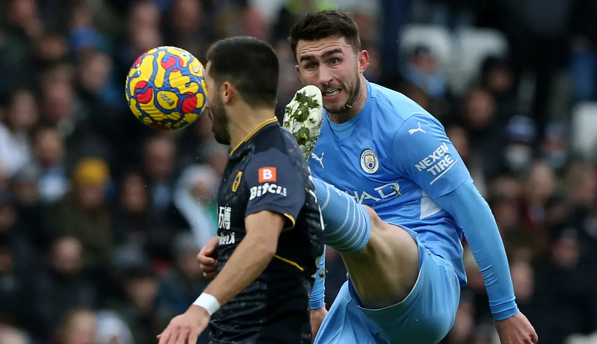 Aymeric Laporte. Bek tengah Spanyol berusia 28 tahun yang masih terikat kontrak dengan Manchester City hingga Juni 2025 ini didatangkan dari Athletic Bilbao pada tengah musim 2017/2018 dengan nilai transfer 65 juta euro atau kini setara Rp990 miliar. Hingga kini ia total telah tampil dalam 153 laga bersama The Citizens di semua ajang dengan torehan 12 gol dan 3 assist. Saat ini ia baru saja usai menjalani operasi lutut dan memaksanya absen di awal musim untuk proses pemulihan hingga September 2022. (AFP/Nigel Roddis)
