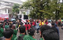 Mahasiswa Bandung Geruduk DPRD Jabar, Protes Pengesahan KUHAP Baru
