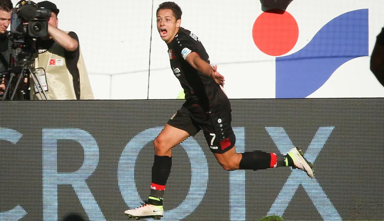 Penyerang Bayer Leverkusen, Chicharito hingga pekan ke-8 telah mengemas lima gol dan berapa pada urutan keempat bersama Lewandowski sebagai top skor Bundesliga 2016-2017, Jemran.  (EPA/Frank Rumpenhorst)