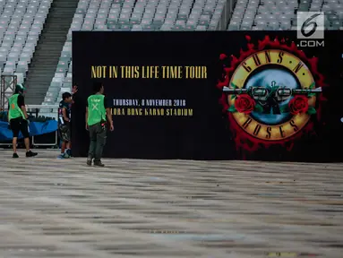 Pekerja menyelesaikan pembuatan panggung konser Guns N' Roses ‘Not In This Time Lifetime Tour’ di Stadion GBK, Jakarta, Selasa (6/11). Persiapan panggung konser Guns N Roses sudah 80 persen selesai. (Liputan6.com/Faizal Fanani)
