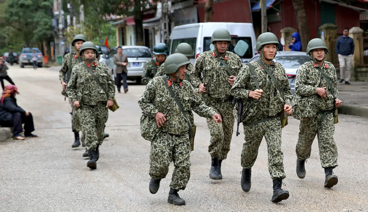 Tentara Vietnam melakukan patroli dekat stasiun kereta Dong Dang menjelang kedatangan pemimpin Korea Utara, Kim Jong-un di Lang Son, Senin (25/2). Kim Jong-un akan memasuki Vietnam dengan kereta api untuk pertemuan dengan Donald Trump. (AP/Minh Hoang)