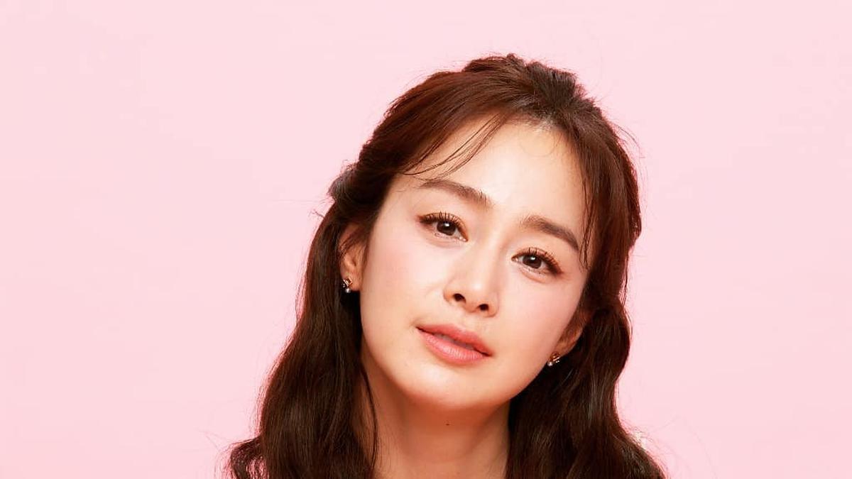 Respons Kim Tae Hee Dikritik Menua karena Kerutan di Wajah