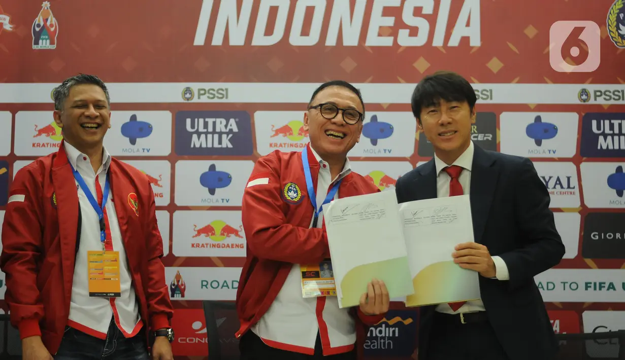 Ketua Umum PSSI, Mochammad Iriawan (tengah) bersama pelatih baru Timnas Indonesia, Shin Tae-Yong usai penandatanganan kontrak di Ruang VVIP Stadion Pakansari, Kab Bogor, Jawa Barat, Sabtu (28/12/2019). Shin Tae-Yong menjadi pelatih Timnas Indonesia selama 4 tahun. (Liputan6.com/Helmi Fithriansyah)