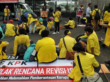 Mahasiswa dari BEM-se Indonesia melakukan Aksi di depan Gedung DPR-MPR, Senayan, Jakarta, Selasa (23/2/2016). Dalam Aksinya mereka menuntut "Menolak Revisi UU KPK". (Liputan6.com/Johan Tallo)