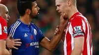 Penyerang Chelsea, Diego Costa (kiri), kesal dengan keputusan Antonio Conte karena permintaannya diganti tak dituruti di laga lawan Leicester.  (Mirror)