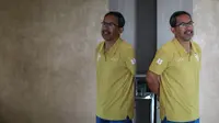 Pelatih kepala Persebaya Surabaya, Aji Santoso usai memberikan keterangan kepada wartawan di Apartemen Puncak Marina Tower 2, Wonocolo, Surabaya, Selasa (11/10/2022). (Bola.com/Bagaskara Lazuardi)
