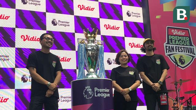 Trofi Premier League saat Vidio Premier League Fan Festival 2024