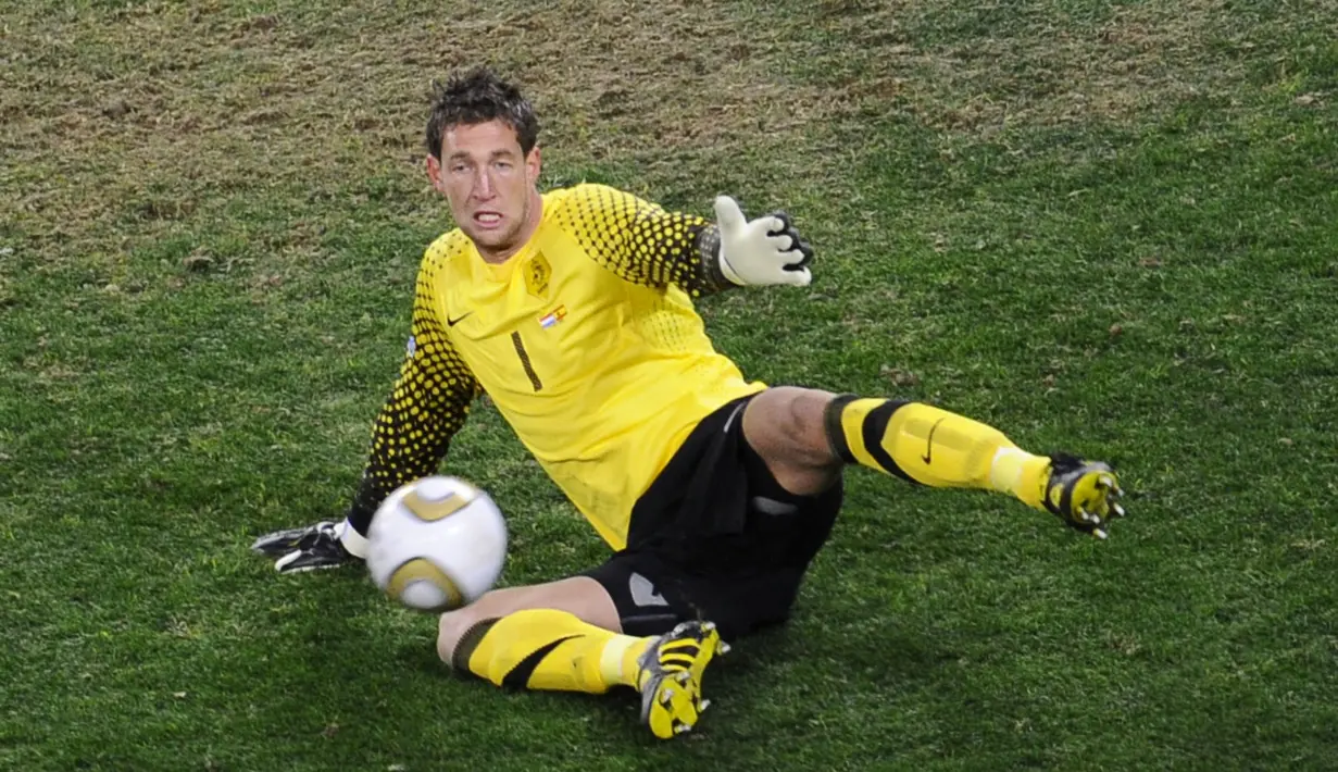 Maarten Stekelenburg. Kiper Ajax Amsterdam ini menjadi pemain tertua Timnas Belanda dalam skuat ke Euro 2020 dengan usia 38 tahun. Debutnya dimulai sejak 3 September 2004. Hingga kini telah mencatat 58 caps dengan torehan 26 kali cleansheet dan 44 kali kebobolan. (AFP/Stephane De Sakutin)
