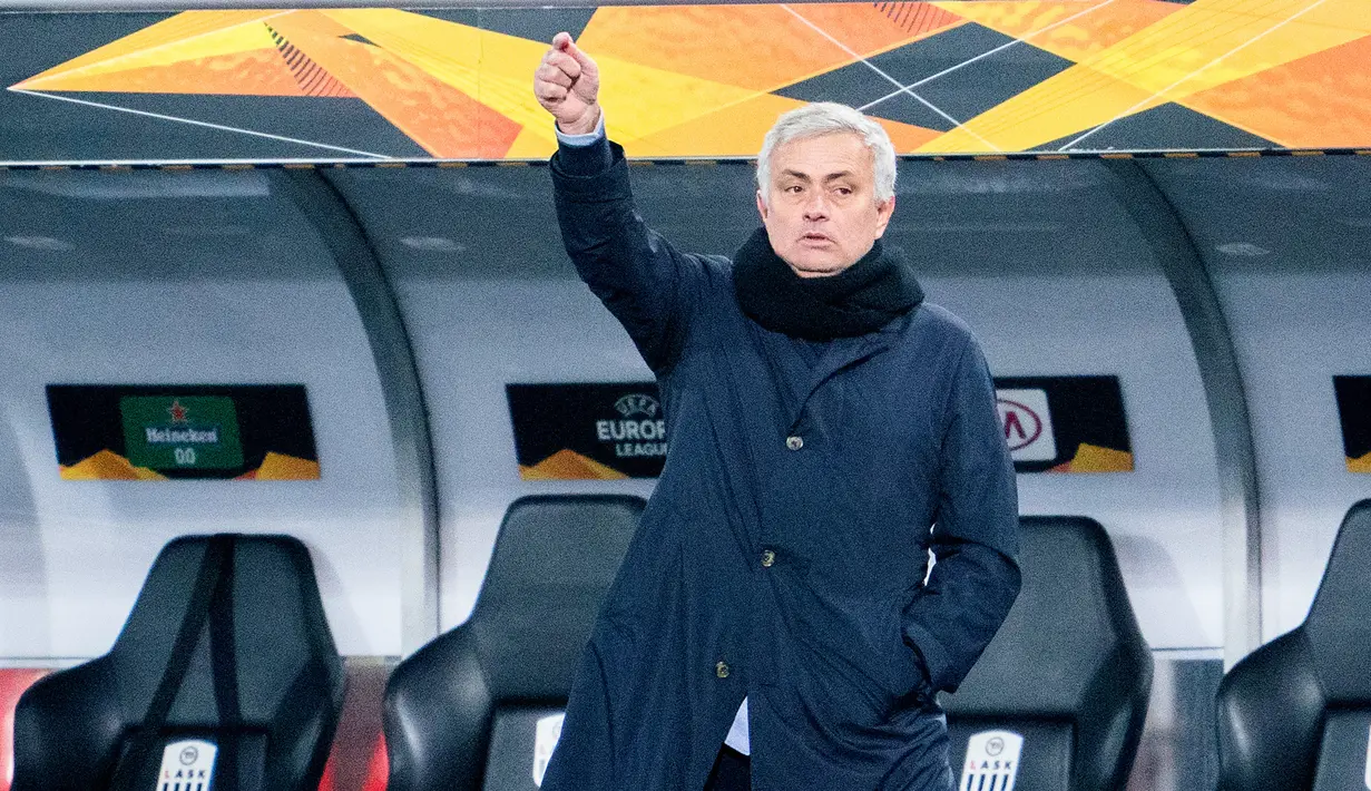 Pelatih Tottenham Hotspur, Jose Mourinho, memberikan arahan kepada pemainnya saat menghadapi LASK pada laga lanjutan Liga Europa di Linzer Stadium, Jumat (4/12/2020) dini hari WIB. Tottenham bermain imbang 3-3 lawan LASK. (AFP/Georg Hochmuth/APA)