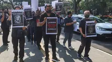 Wartawan yang tergabung dalam PWI Malang Raya, AJI Malang, IJTI Korda Malang, dan PFI Malang menyampaikan pernyataan sikap saat aksi damai di Bundaran Tugu Kota Malang, Senin (27/7/2026). (PFI Malang)