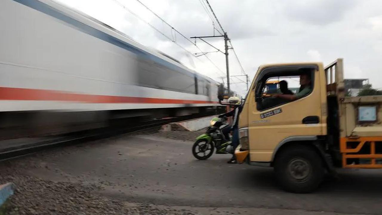 Kecelakaan yang melibatkan Kereta Api Rapih Dhoho dengan sebuah mobil terjadi di perlintasan sebidang tak terjaga km 85 antara Stasiun Jombang-Sembung pada Sabtu (29/7/2023) malam.