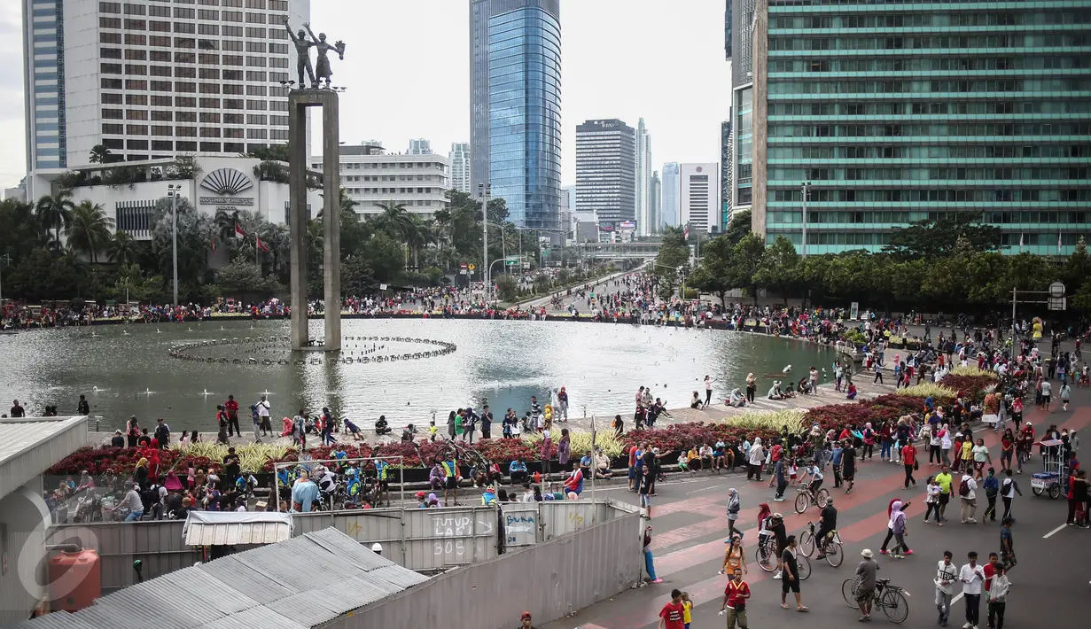 Suasana saat car free day di kawasan bunderan HI, Jakarta, Minggu (25/12). Walaupun CFD ditiadakan karena bertepatan dengan perayaan Natal. Namun, beberapa warga tetap meluangkan berolahraga. (Liputan6.com/Faizal Fanani)