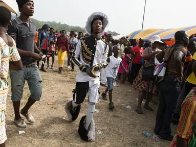 Seorang pria mengenakan kostum saat acara Winneba Fancy Dress, Ghana, Senin (2/1). The Fancy Dress festival telah dimulai pada abad ke-19 oleh pedagang Inggris dan Belanda. (AFP PHOTO / Ruth McDowall)