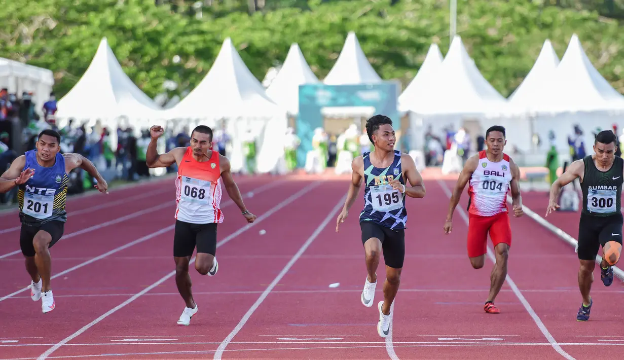 Sprinter Nusa Tenggara Barat Lalu Mohammad Zohri (195) mengikuti final lari 100 meter putri PON XX Papua di Stadion Atletik, Mimika SPort Complex, Rabu (6/10/2021). (Foto: PB PON XX PAPUA 2021/Rommy Pujianto)