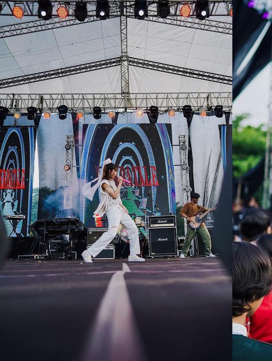 Begini aksi panggung Widi Vierratale di atas panggung. Gayanya cuek sambil menyapa penggemarnya. (Foto: Instagram/@widikidiwdkdw)