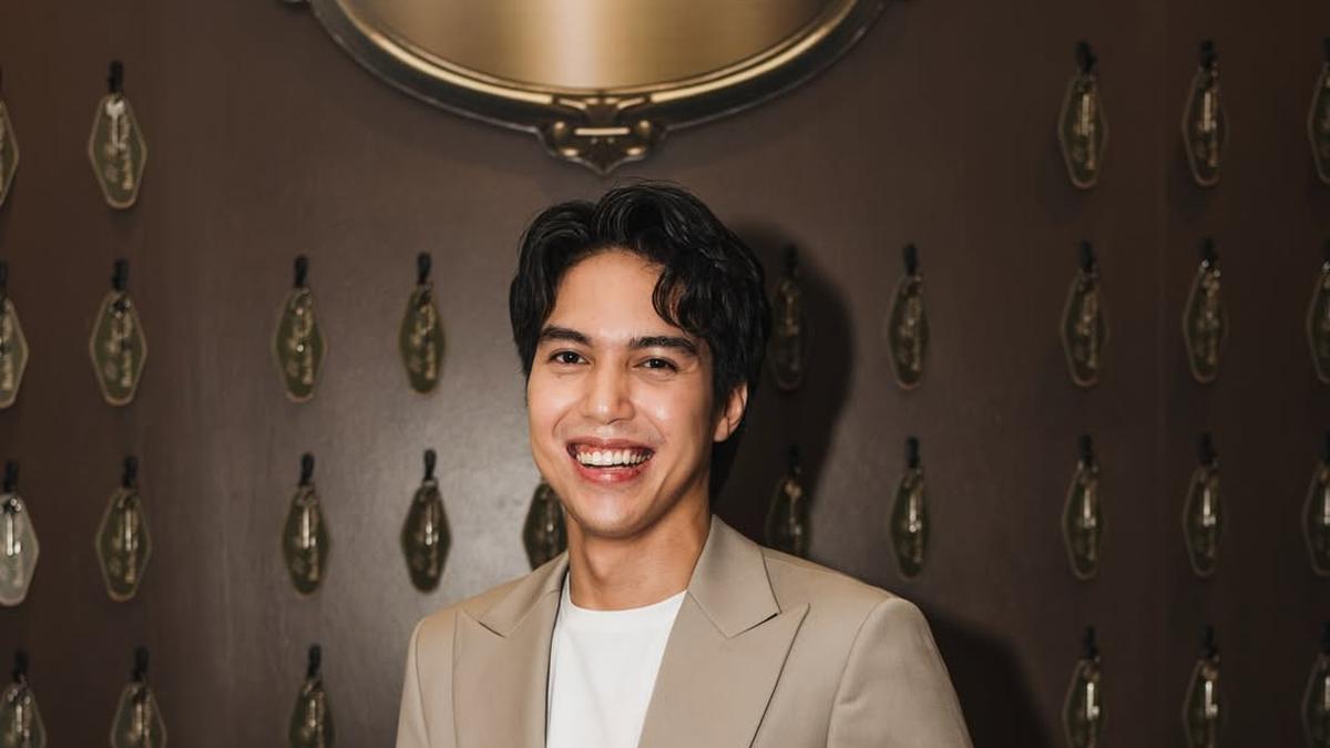 Tampil Maskulin dalam Balutan Jas, Gaya El Rumi di Bachelor Night Curi Perhatian Jelang Nikah