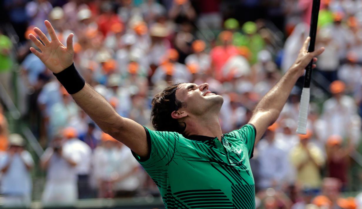 Roger Federer melakukan selebrasi usai memenangkan pertandingan pada final Miami Terbuka di Crandon Park, Florida (2/4). Federer menundukkan rival lamanya, Rafael Nadal dua set langsung 6-3, 6-4. (AP Photo/Lynne Sladky)