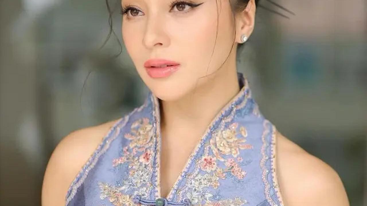 Tampil Flawless, Ini 6 Pesona Nikita Willy Kenakan Baju Qipao China