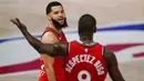 Pebasket Toronto Raptors, Fred VanVleet, berbincang dengan Ibaka saat melawan Boston Celtics pada laga NBA di Lake Buena Vista, Senin (7/9/2020). Boston Celtics menang telak 111-89 atas Toronto Raptors. (AP/Mark J. Terrill)