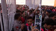 Para suporter Timnas Indonesia antri untuk masuk ke dalam Stadion Pakansari, Jawa Barat, Sabtu (3/12/2016). Indonesia akan menghadapi Vietnam pada semifinal Piala AFF 2016. (Bola.com/Vitalis Yogi Trisna)