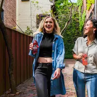 Downspeak adalah teknik berbicara yang menekankan penurunan intonasi di akhir kalimat. Foto: Jarritos Mexican