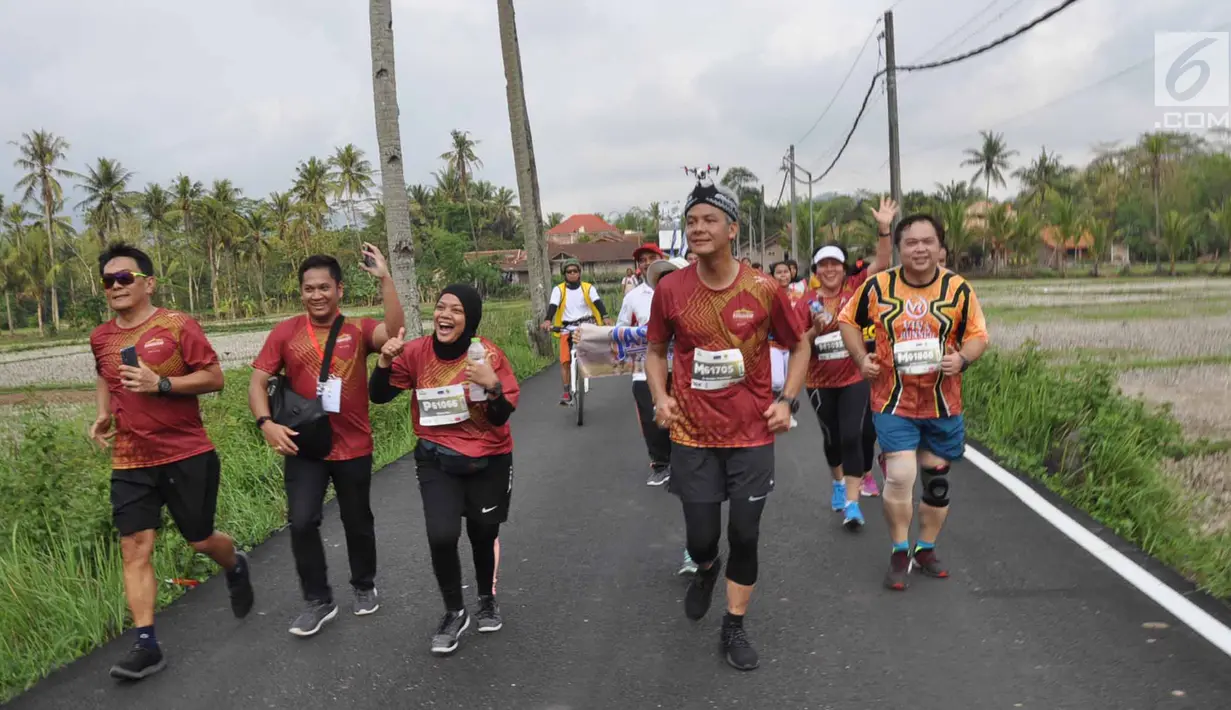 Gubernur Jawa Tengah Ganjar Pranowo saat mengikuti Borobudur Marathon 2018 di Pelataran Taman Lumbini Borobudur Magelang , Minggu (18/11).  Borobudur Marathon 2018 diikuti oleh 9. 672 pelari. (Liputan6.com/Gholib)