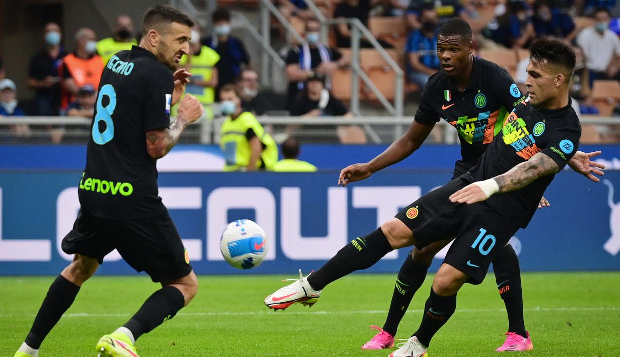 Memasuki babak kedua di menit ke-51 Inter Milan hampir mencetak gol keempat. Sepakan Lautaro Martinez masih membentur tiang gawang usai menerima umpan dari Denzel Dumfries. (AFP/Miguel Medina)