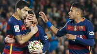 Pemain Barcelona, Luis Suarez, Lionel Messi dan Neymar merayakan gol saat melawan Sporting Gijon pada lanjutan La Liga Spanyol di Stadion Camp Nou, Barcelona, Sabtu (23/4/2016). (Reuters/Albert Gea)