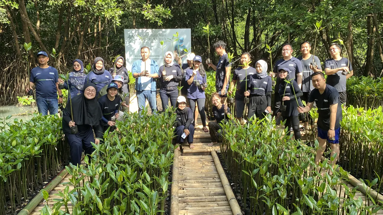 Menanam pohon mangrove. (Liputan6.com/ ist)