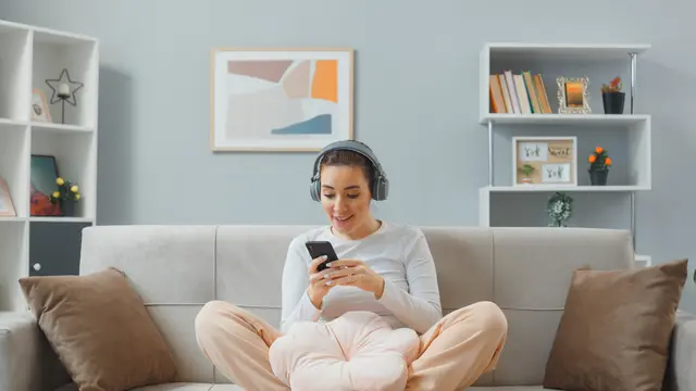 wanita dengan ponsel