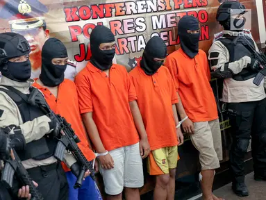 Polisi menunjukkan tersangka kasus begal di Mapolres Metro Jakarta Selatan, Selasa (17/7). Polisi meringkus lima pembegal yang telah beraksi sebanyak tujuh kali di Depok serta tiga kali di Jakarta Selatan. (Liputan6.com/Immanuel Antonius)