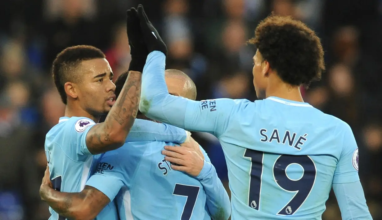 Pemain Manchester City, Gabriel Jesus dan rekan setimnya  berselebrasi usai mencetak gol ke gawang Leicester City, pada perempat final Piala Liga Inggris di King Power Stadium, Selasa (19/12). Manchester City menang 4-3 lewat adu penalti. (AP/Rui Vieira)