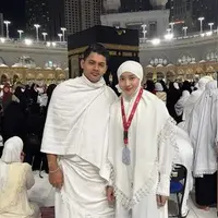 Yeni Inka Berhijab saat Umrah Bersama Suami dan Anaknya, Anggun dan Bikin Pangling