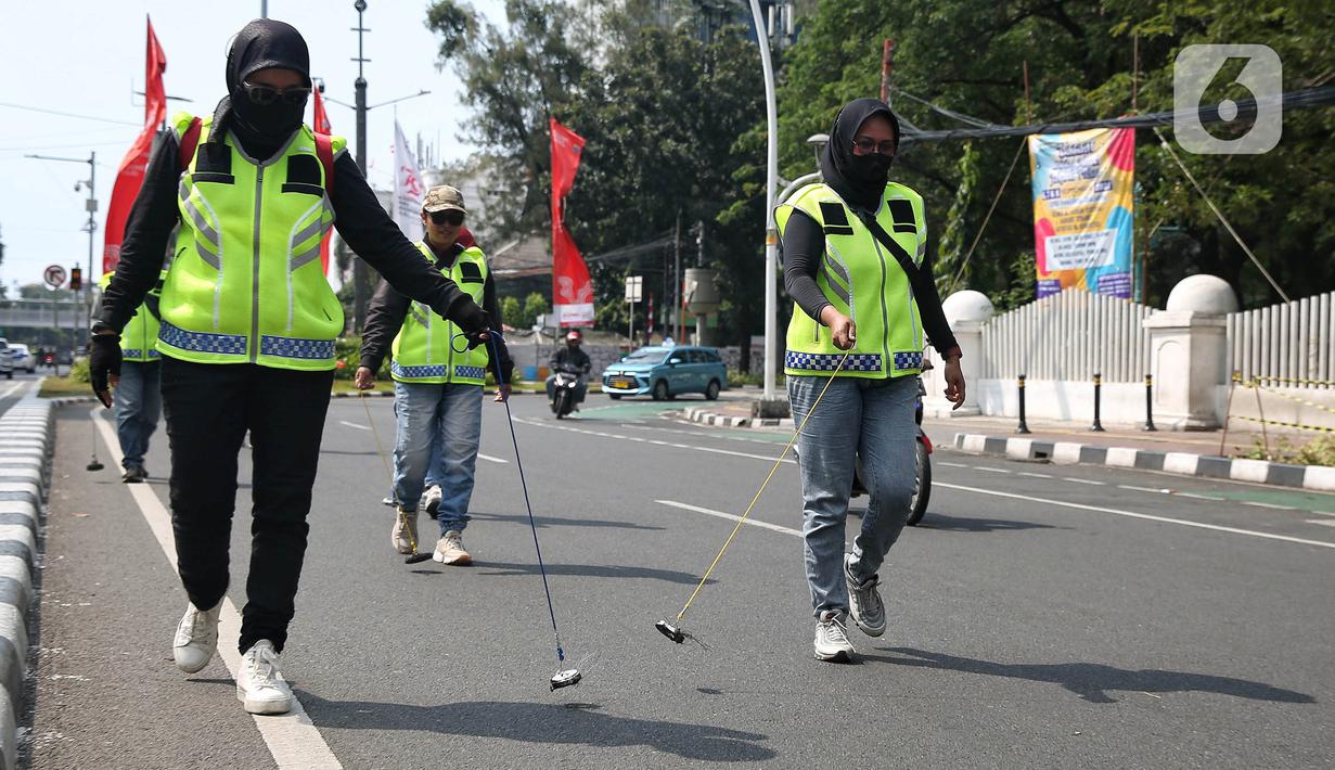 Penyisiran dilakukan di sepanjang jalan Medan Merdeka Timur, Jakarta. (Liputan6.com/Angga Yuniar)