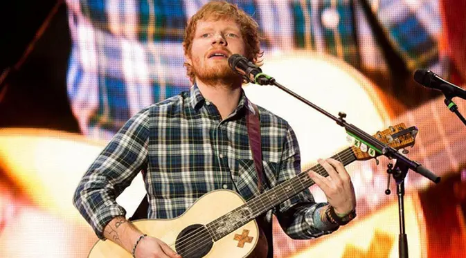 Ed Sheeran mengalami patah tulang di bagian tangan lantaran terjatuh dari sepeda yang sedang dikayuhnya. Ed Sheeran ditabrak sebuah mobil yang secara tiba-tiba meluncur ke arahnya dan menyerempetnya. (Instagram/teddysphotos)