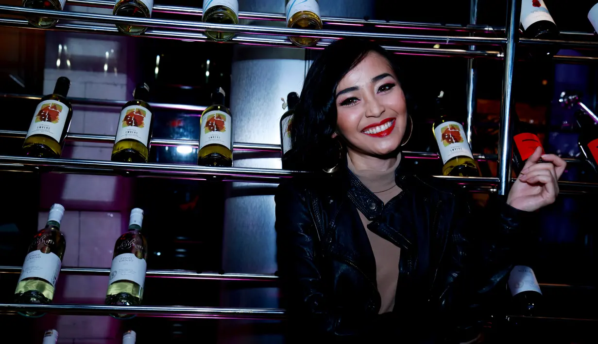 Bertempat di Rolling Stone Cafe di kawasan Jakarta Selatan, Rinni Wulandari menjadi salah satu yang tampil memukau para pengunjung (Foto:Wimbarsana)