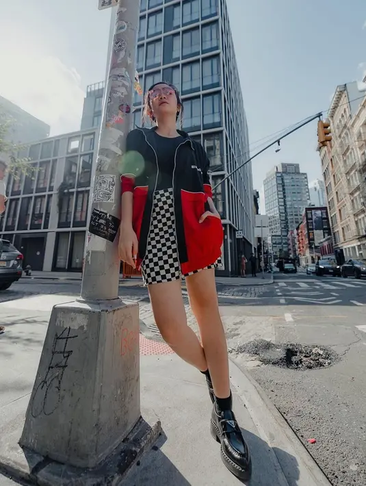 Dengan tema street style Febby mengenakan mini skirt dengan atasan taslan jacket dari Erigo/copyright instagram/febbyrastanty