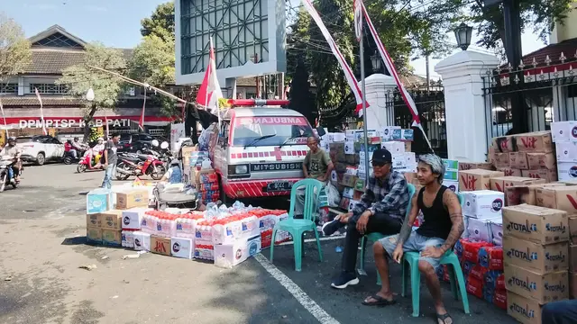 Posko donasi sumbangan logistik demo tolak kenaikan PBB di Pati