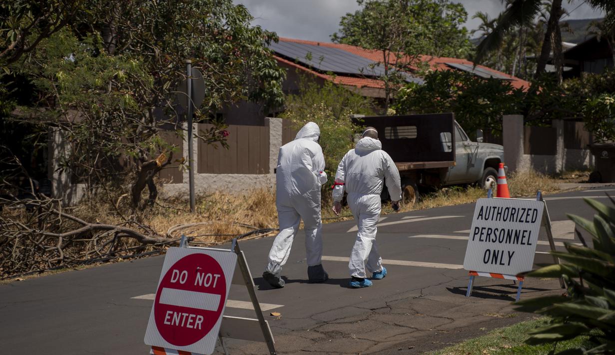 Beberapa warga Lahaina kembali ke rumah mereka yang hancur untuk pertama kalinya pada hari Senin sejak kota bersejarah Maui dihancurkan oleh kebakaran pada tanggal 8 Agustus. (AP Photo/Mengshin Lin)