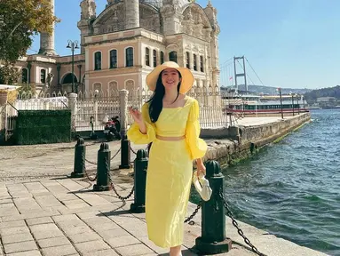 Di tengah teriknya Turki, Febby Rastanty berpose menunjukkan kebagiannya kerja sambil liburan. Tak sedikit netizen yang salah fokus dengan gaun dan outfit wanita wanita 26 tahun itu. (Liputan6.com/IG/@febbyrastanty).