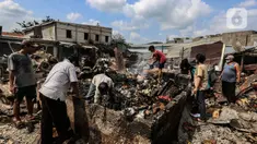 Warga memilah barang pasca terjadi kebakaran di Pasar Ciputat, Tangerang Selatan, Kamis (12/5/2022). Puluhan lapak pedagang di Pasar Ciputat, Kota Tangerang Selatan (Tangsel), Banten terbakar pada Rabu (11/5/2022) sore. Kebakaran diduga terjadi akibat adanya arus pendek atau korsleting listrik. (Liputan6.com/Johan Tallo)