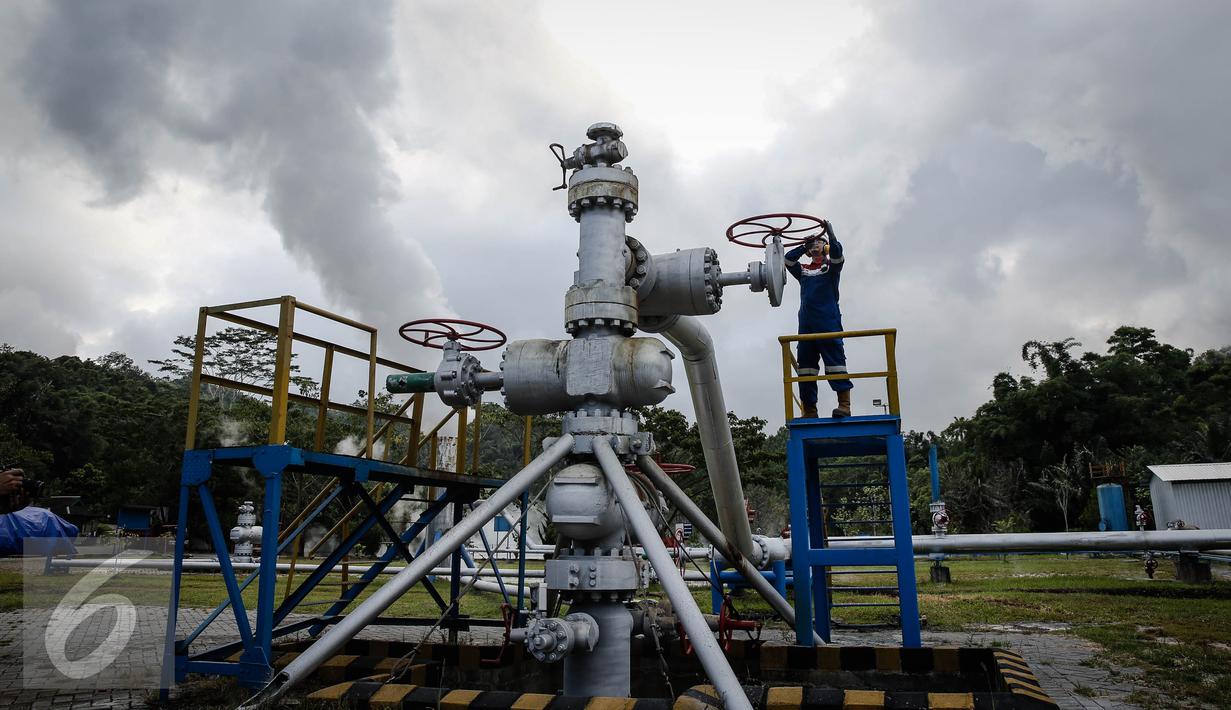 Petugas melakukan pengecekan pada instalasi di PGE Area Lahendong, Sulawesi Utara, Rabu (30/3/2016). Sekitar 40 persen kebutuhan listrik Sulawesi Utara dipasok PLTP Lahendong. (Liputan6.com/Faizal Fanani)