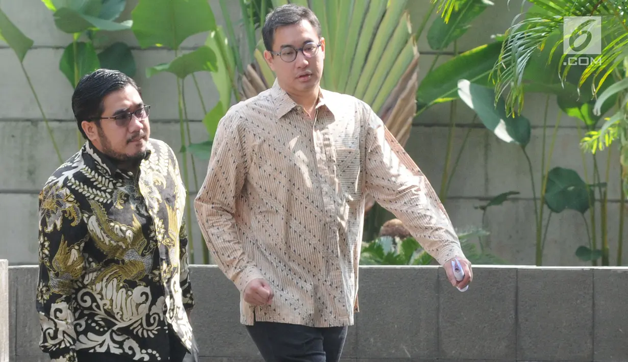Direktur Utama PT. Samantaka Batubara, James Rijanto (kanan) didampingi kuasa hukumnya tiba untuk menjalani pemeriksaan di Gedung KPK, Jakarta, Jumat (17/5/2019). James diperiksa sebagai saksi dalam kasus suap PLTU Riau-1 yang menjerat Dirut PLN nonaktif Sofyan Basir. (merdeka.com/Dwi Narwoko)