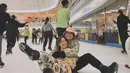 Main ice skating bareng jadi hiburan yang mereka lakukan beberapa waktu lalu. Keduanya terlihat bahagia, bahkan Gino sempat memeluk Yasmin