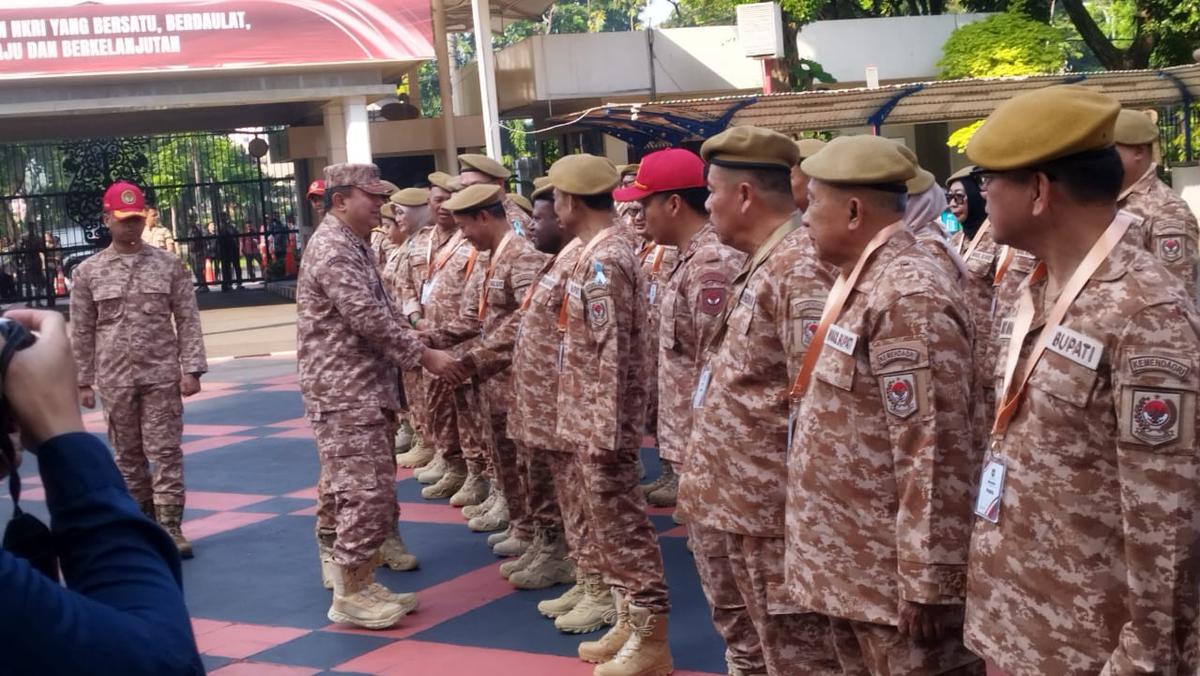 kepala daerah pakai baju ipdn