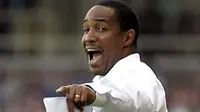 Manager of Blackburn Rovers Paul Ince gestures during the match against West Ham during a Premier League game at Upton Park in London, on August 30, 2008. AFP PHOTO/IAN KINGTON 