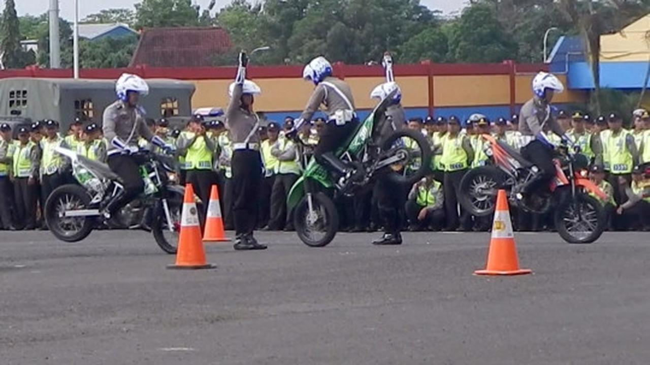 Aksi freestyle anggota Polres Banyumas ramaikan apel Operasi Ketupat